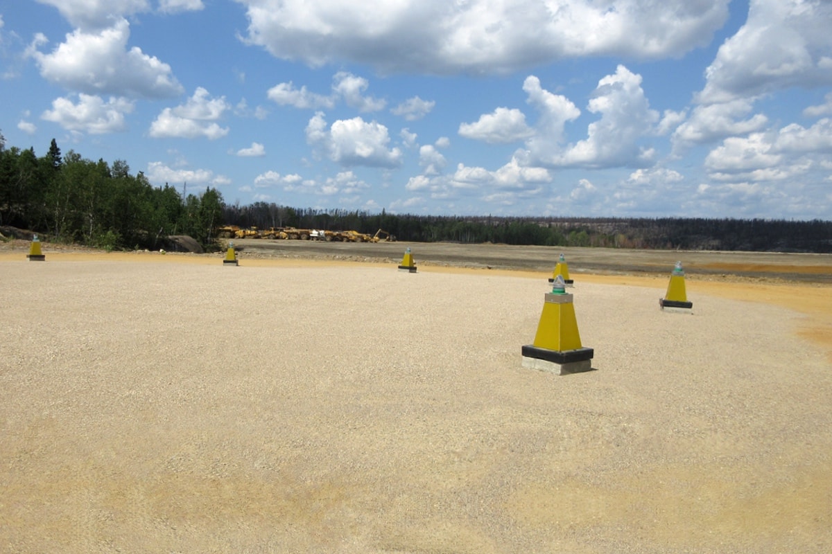 Reflective-edge-marker-helipad