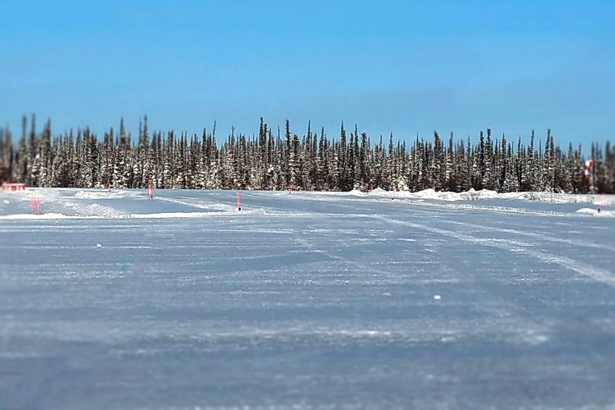 Reflective-edge-marker-taxiway-runway